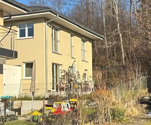 Ruhiges Einfamilienhaus am Ortsrand mit Bergblick, 4 Schlafräume,KfW 55, energiesparende Wärmepume -frei ab 01.05.25