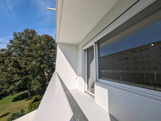 ERSTBEZUG - hochwertige Sanierung: Moderne, einladende 3-Zimmer-Wohnung mit sonnigem West-Balkon