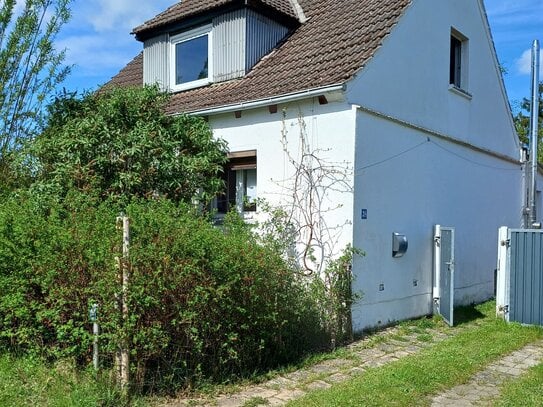 Kleines Haus in großem naturnahen Garten