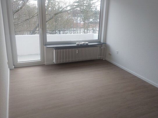 Frisch renoviert: 3-Zimmer-Whg. (ca. 61,63 m²) mit Balkon in der Ratzeburger Vorstadt frei