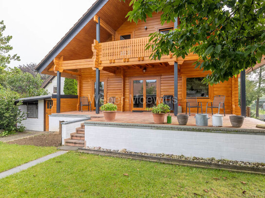 Freistehend + topgepflegt: Blockbohlenhaus mit Einliegerwohnung, Balkon, Terrasse und Garten