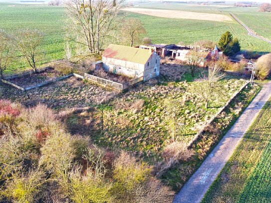 Grundstück mit Wirtschaftsgebäude und ehemaliges Wohnhaus (Brandruine) in der Uckermark