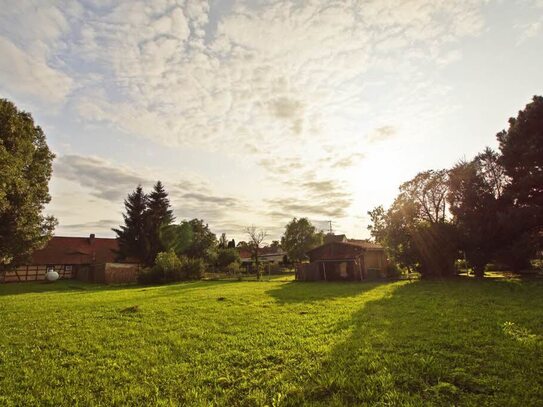 Saalekreis, OT Hohenweiden: 2.900 qm Baugrundstück mit schöner Klinker-Scheune