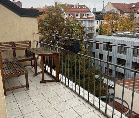 Maxvorstadt: schöne große 3 Zimmer Wohnung im 5.OG mit großem Balkon