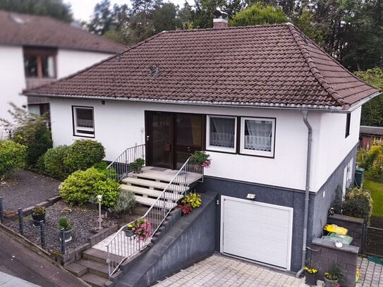 Overath-Steinenbrück: Freistehendes Einfamilienhaus mit Waldblick