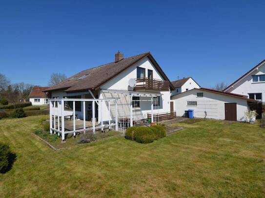 Einfamilienhaus mit Garage und großem Garten