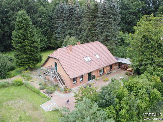 Traumhaftes Grundstück mit Bauernhaus, Wald, Teich und Nebengebäude