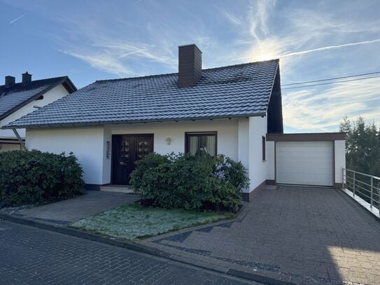 Charmantes Einfamilienhaus mit Garage, Garten und Balkon in reiner Wohnlage von Melsbach