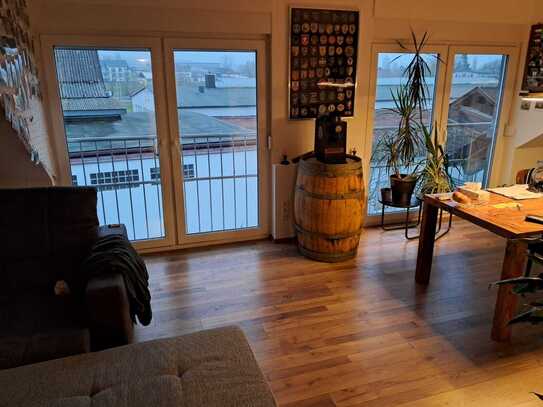 Helle, große 4-Zimmer-Wohnung mit großen franz. Balkonen, in bevorzugtem Wohngebiet, 2. OG, mit Blick ins Maintal