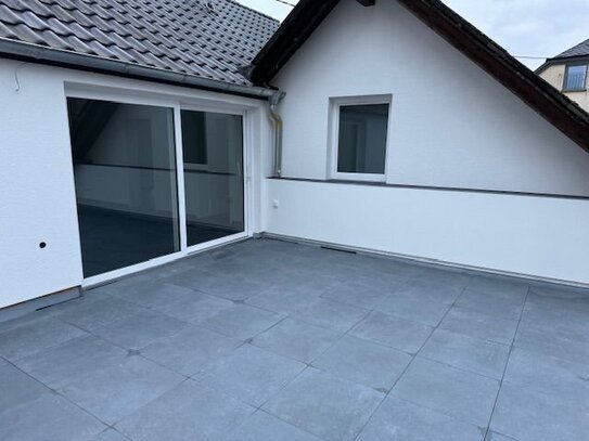 1 Zimmer, Wohnküche, Bad, Abstellraum, große Terrasse und Garage in Wintersdorf zur Miete