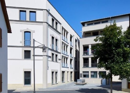 Penthaus Wohnung in einmaliger, zentraler Innenstadtlage von Forchheim. Absolut ruhig. 4-Zi im 3.OG mit Fahrstuhl bis z…