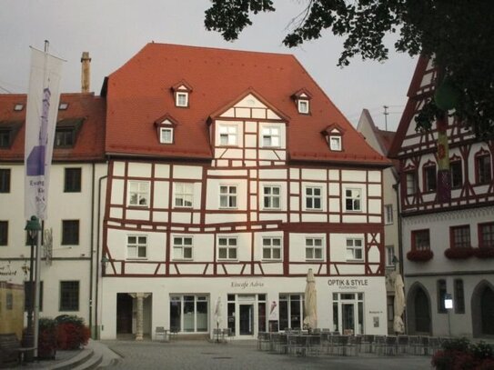 Einmalige 2 Zimmer Wohnung mit Balkon,Einbauküche, zwei Bäder mit Blick auf den Marktplatz