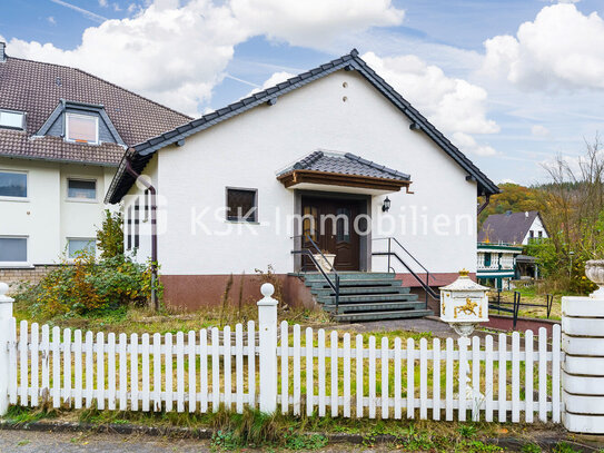 Freistehender Bungalow in Lohmar Neuhonrath. Sanieren Sie nach Ihren Vorstellungen!