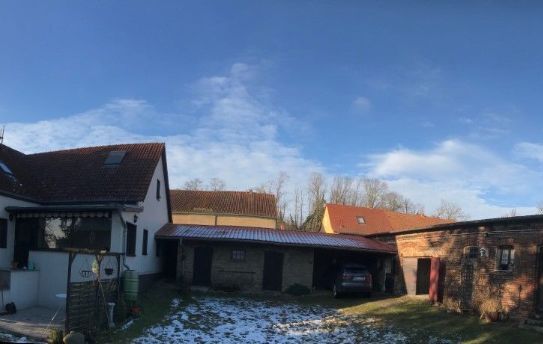 Vierseitenhof m. EFH, Scheune, Stallungen, Carport und Gartenteil