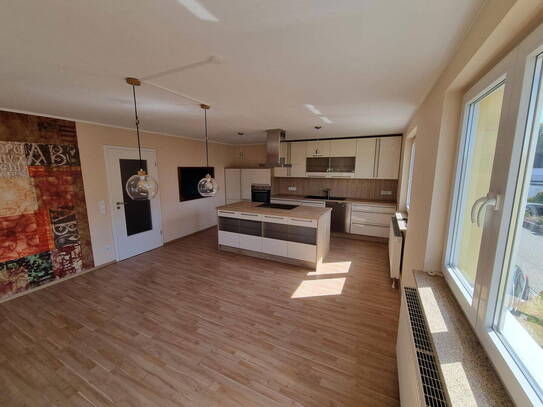 Traumhafte, helle, Maisonettewohnung mit Balkon,Einbauküche, Kamin mit Blick ins Grüne
