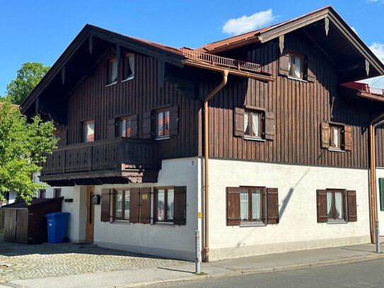 Miesbach im Herzen des Oberlandes: Potentialreiches Stadthaus im historischen Zentrum