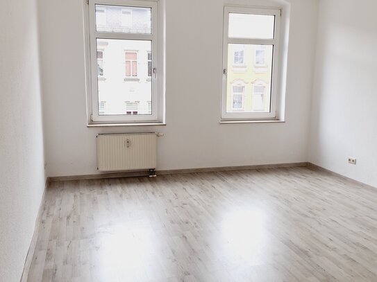 Modernes Laminat - EBK mgl.* - Balkon - WG-gerecht- im 2.OG