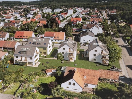 Ruhige, grüne und begehrte Wohnlage: 2,5-Zimmer-Neubauwohnung mit Terrasse und Gartenanteil