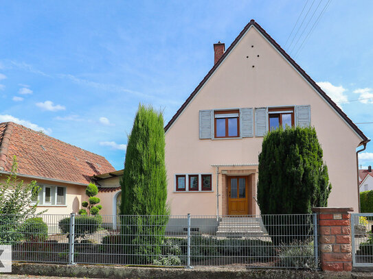 Freistehendes Einfamilienhaus mit viel Platz und großem Grundstück!