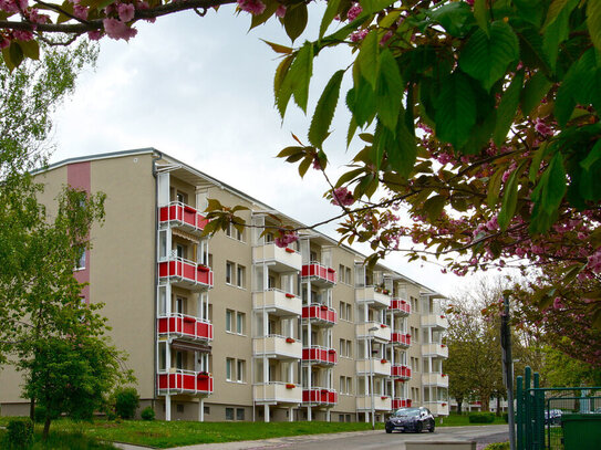 3-Raum-Wohnung mit Einbauküche im Grünen mit tollem Ausblick vom Balkon!