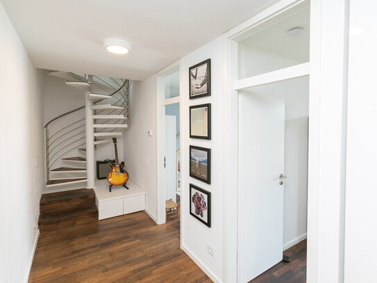 Bestlage Golzheim / Dachterrassen-Traum: Modernisierte 4-Zimmer-Dachgeschoss-Maisonette-Wohnung