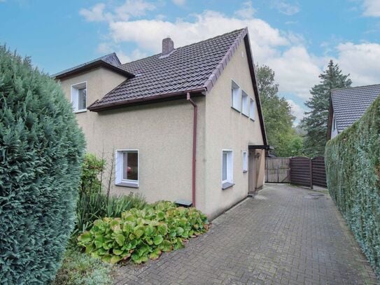 Potenzialstarke Doppelhaushälfte mit großem Garten und Garage in Bielefeld