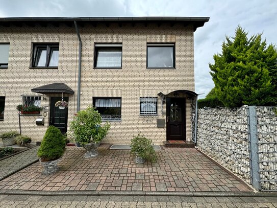 NEUSS-HOLZHEIM REIHENECKHAUS MIT GARTEN UND GARAGE - FAMILIENDOMIZIEL MIT VIEL POTENTIAL