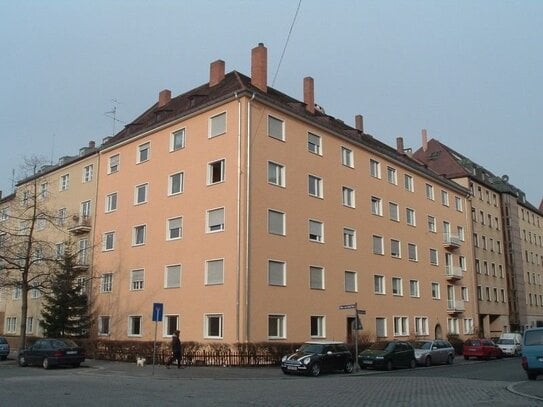 1-ZIMMERWOHNUNG - HELL GEFLIESTES BAD UND WC - LAMINATBODEN - EINBAUKÜCHE BALKON