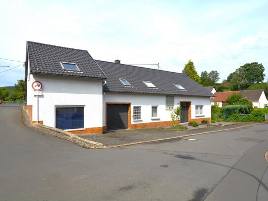 Ruhig gelegenes, freistehendes Haus mit Balkon, Terrasse, Garten und Garage in Neroth