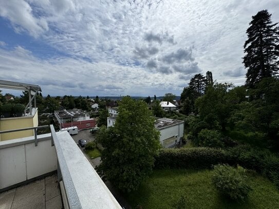 Herrliche Sicht auf See und Park bietet diese 2,5-Zimmer-ETW im 4. OG einer gepflegten Wohnanlage in absolut ruhiger ...