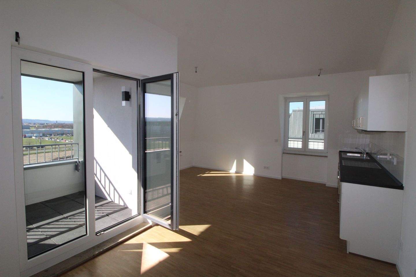 Frei ab 15.04. * Moderne 2-Zimmer-Wohnung mit Balkon & Tageslichtbad