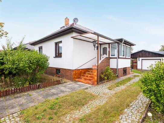 Mit Keller, Einbauküche, Garage, Veranda, manuellen Rollladen: Bungalow bahnhofsnah in Fredersdorf