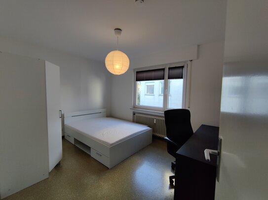 MÖBLIERT - Helles Zweck-WG-Zimmer (12 m²) nah am ÖPNV bei nettem Paar in S-Heumaden zur Miete