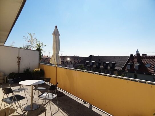 Schwabing: Wunderschöne Dachterrassenwohnung mit großer Südterrasse