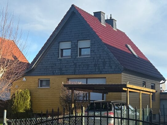 Freistehendes Einfamilienhaus mit Garage und Carport