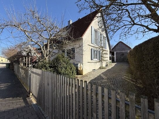 Einfamilienhaus mit Garage und Nebengebäuden