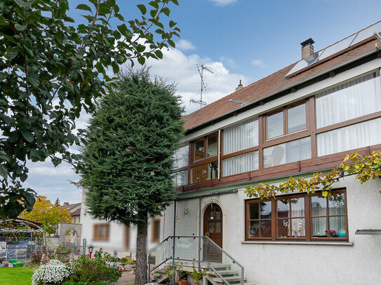 Zauberhaftes Familienhaus mit Weiherblick, Einliegerwohnung und 2 Garagen