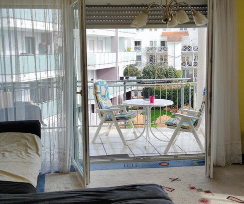 3 Zimmer Wohnung mit Einbauküche, Balkon, Keller und 2 Garagenstellplätze in Kelsterbach