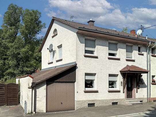 Renovierungsbedürftige Doppelhaushälfte mit Garten in guter Wohnlage von Schönau