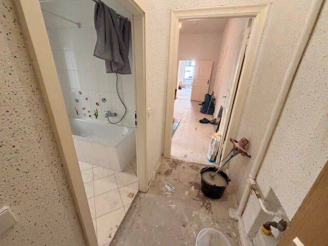 Raum für Ihre Ideen: Renovierungsbedürftige Wohnung mit großem Entwicklungspotenzial! - Photo 1