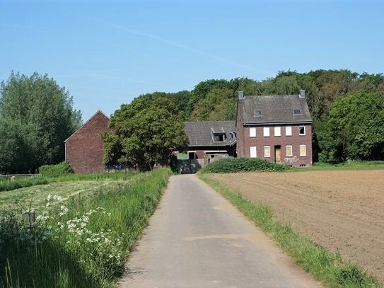 Vierkanthof in Alleinlage: Sanierungsobjekt mit vielen Möglichkeiten & ca. 28.000 m² Grundstück