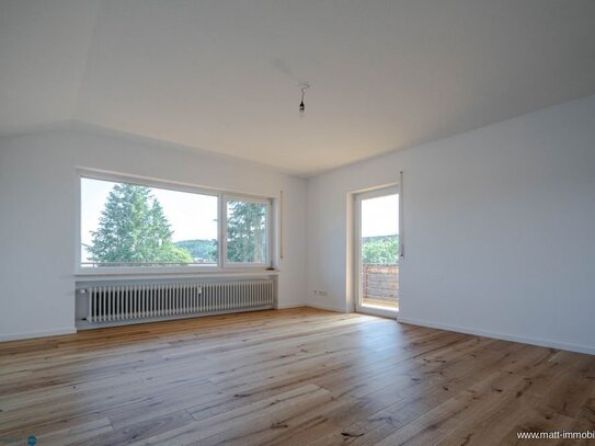 Renovierte 2,5 Zimmer Dachgeschosswohnung mit Balkon und Gartenbereich