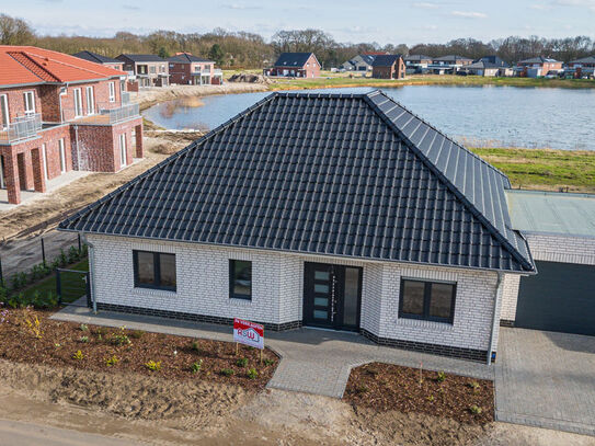 Neubau Erstbezug ! Traumhaftes Wohnen am See! Geräumiger Bungalow KfW55 mit Luftwärmepumpe