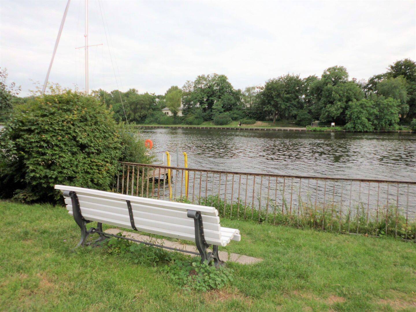 FREI AB ERSTEN JULI***In Wassernähe! Altersgerechte Zweizimmerwohnung mit EBK, Balkon, Fahrstuhl, Fußbodenheizung und Kammer! - Foto 1