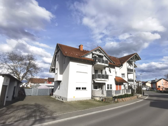 bezahlbare Wohnung im 1. OG mit Balkon und PKW Stellplatz.