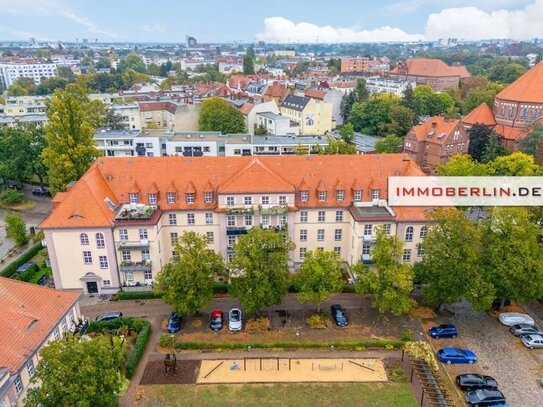 IMMOBERLIN.DE - Lichtdurchflutete sanierte Altbauwohnung mit großer Südwestterrasse & Pkw-Stellplatz