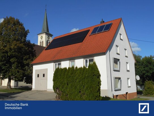 Freistehendes Zweifamilienhaus mit zwei Wohneinheiten in Mahlstetten.