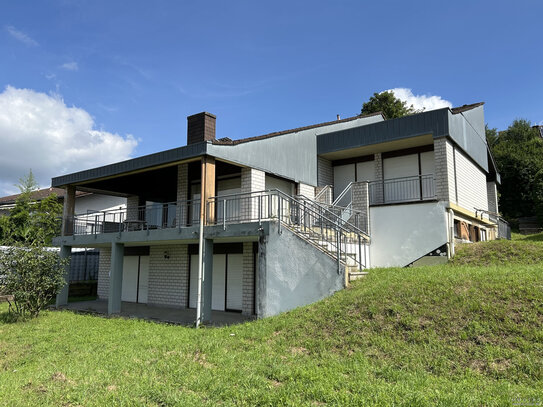 BIETERVERFAHREN - PROVISIONSFREI - Architektenhaus mit zwei Einliegerwohnungen aus Nachlass