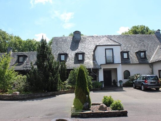 Vierkanthof in Alleinlage mit Panorama Ausblick übers Rheintal ,Pferdehaltug,4 Wohnungen,Ausbaurese