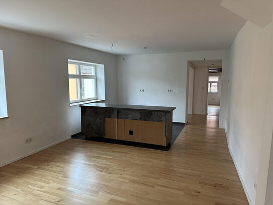 Helle 2,5 Zimmer-Denkmalschutz-Wohnung im Herzen von Roth